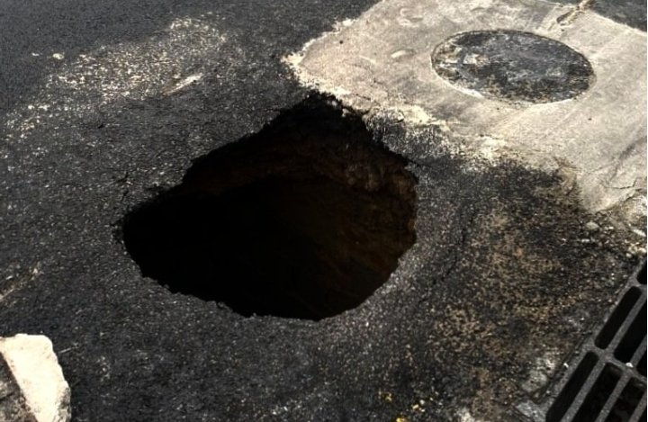 igor_paty's tweet photo. Avisa aí o prefeito da cidade de São Paulo que os asfalto que ele tá refazendo já tá assim av comendador Santana altura 1226 #sp2 #prefeitosp https://t.co/0RBvbxrQ7P