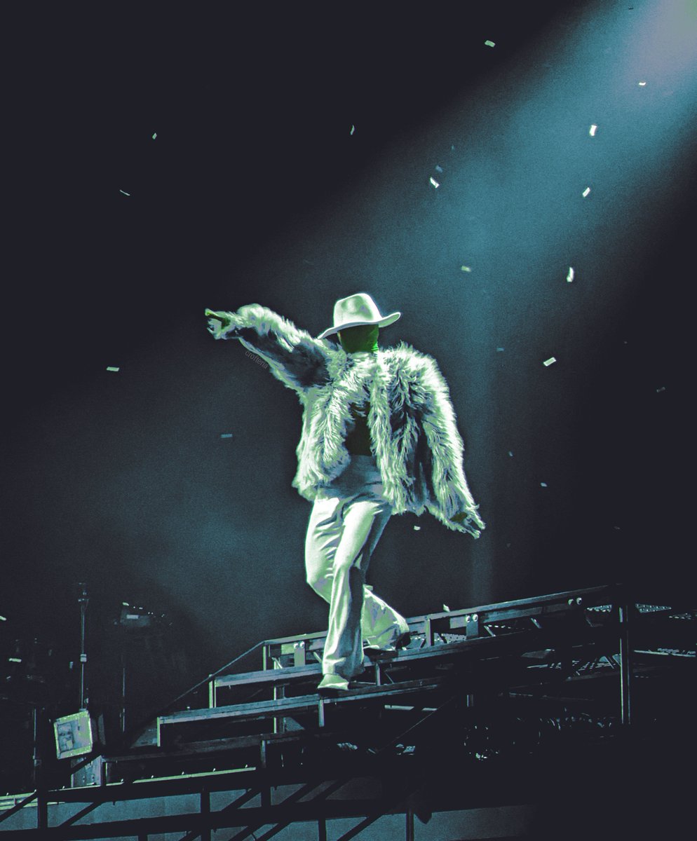 Crofteria's tweet photo. Additionally - concert photography has always been so sick to me and, while all I could bring without breaking venue rules is my phone camera, I gave it a teeny tiny shot (ha ha) yesterday #DPRLondon #DPRtour https://t.co/cLwYy6hL45