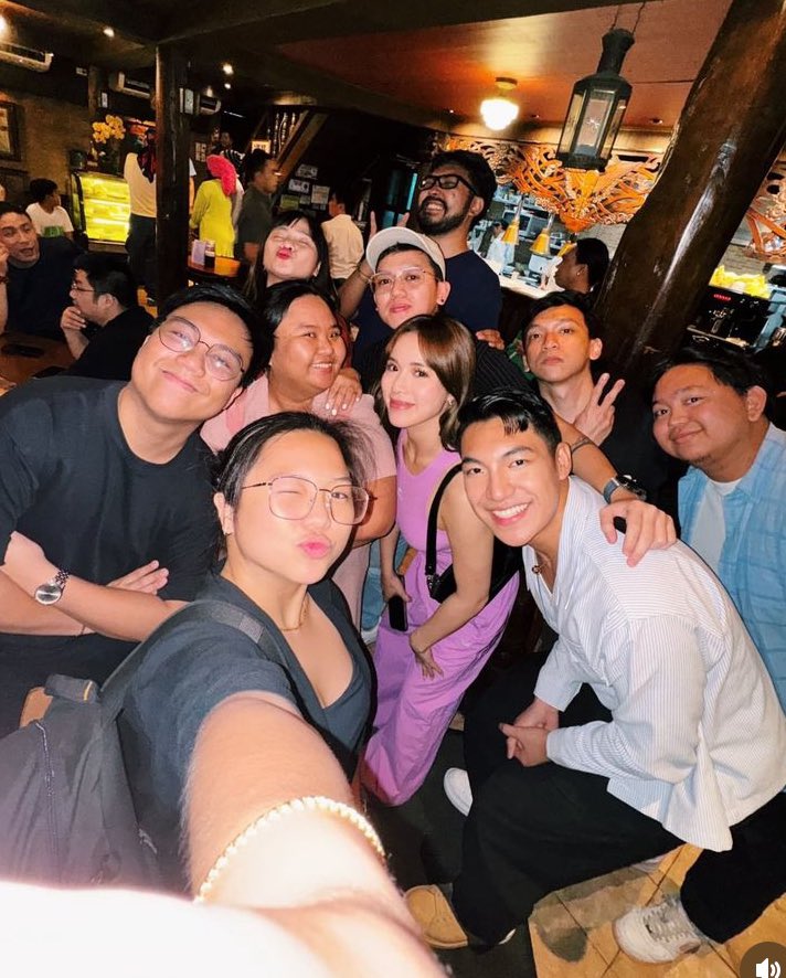 aghruh's tweet photo. si jackie may sariling ring light ehHAHAHAHAHA ganda saurmuch https://t.co/udvWklMNV9