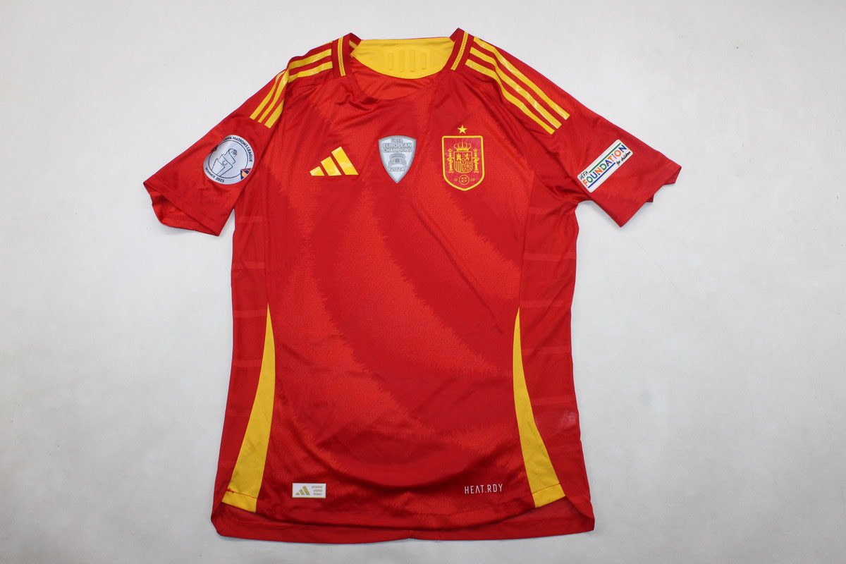 🔥 SORTEAMOS LA CAMISETA DEL BALÓN DE ORO 🔥

👕Con motivo del premio al mejor jugador del mundo, vamos a sortear la camiseta de Rodri.

Requisitos: 👇
- Dar RT al tweet 
- Seguir a <a href="/CamisetasZone/">Camisetas Zone 👕⚽️</a> y a mi
- Mencionar a un amigo.