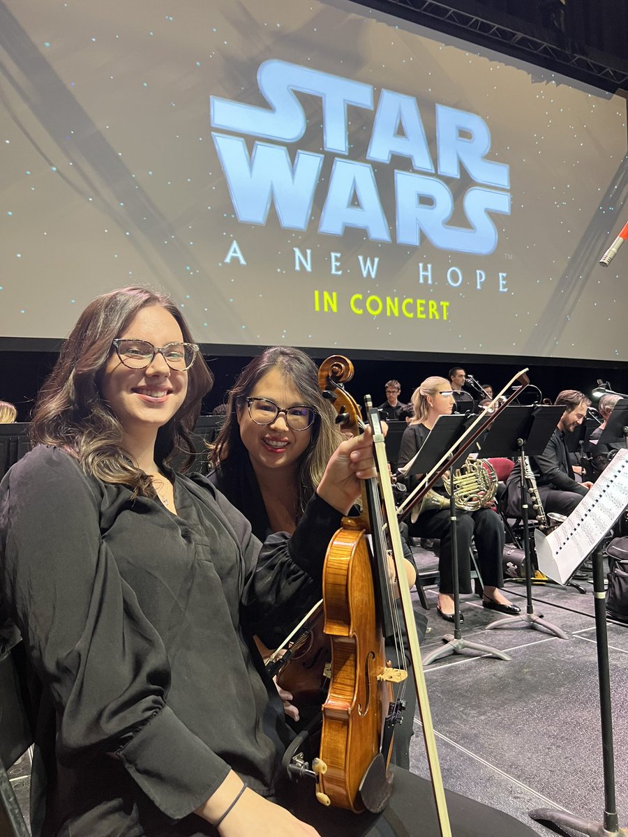 When you’re in Florida playing a show with the Tallahassee Symphony and wind up sitting next to a Roswell Orchestra alum! 💚🖤🎻