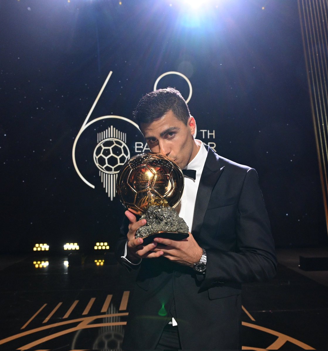 sanchezcastejon's tweet photo. Aitana y Rodri, Balón de Oro.

Lamine, mejor jugador joven.

Jenni Hermoso, Premio Sócrates.

Real Madrid, mejor equipo masculino.

Barça, mejor equipo femenino.

¡EL FÚTBOL ESPAÑOL ES IMPARABLE! https://t.co/BigL3X7HtW