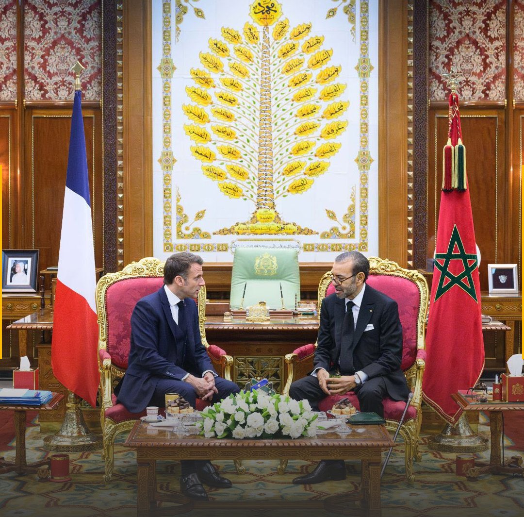 🇲🇦🇫🇷👑 Le tableau à l'arriere des deux chefs d'etats represente l'arbre généalogique de sa Majeste.

Il remonte au Prophete Mohammed (Que la Paix soit sur Lui)