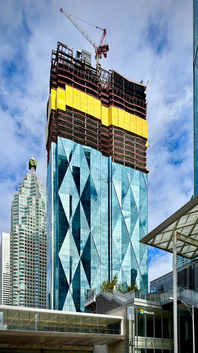 Checking in on construction progress at CIBC Square Phase II. The 50 storey office tower at 141 Bay Street is located next to Union Station and will rise to a height of 241 metres. 

#Toronto #Architecture #Construction