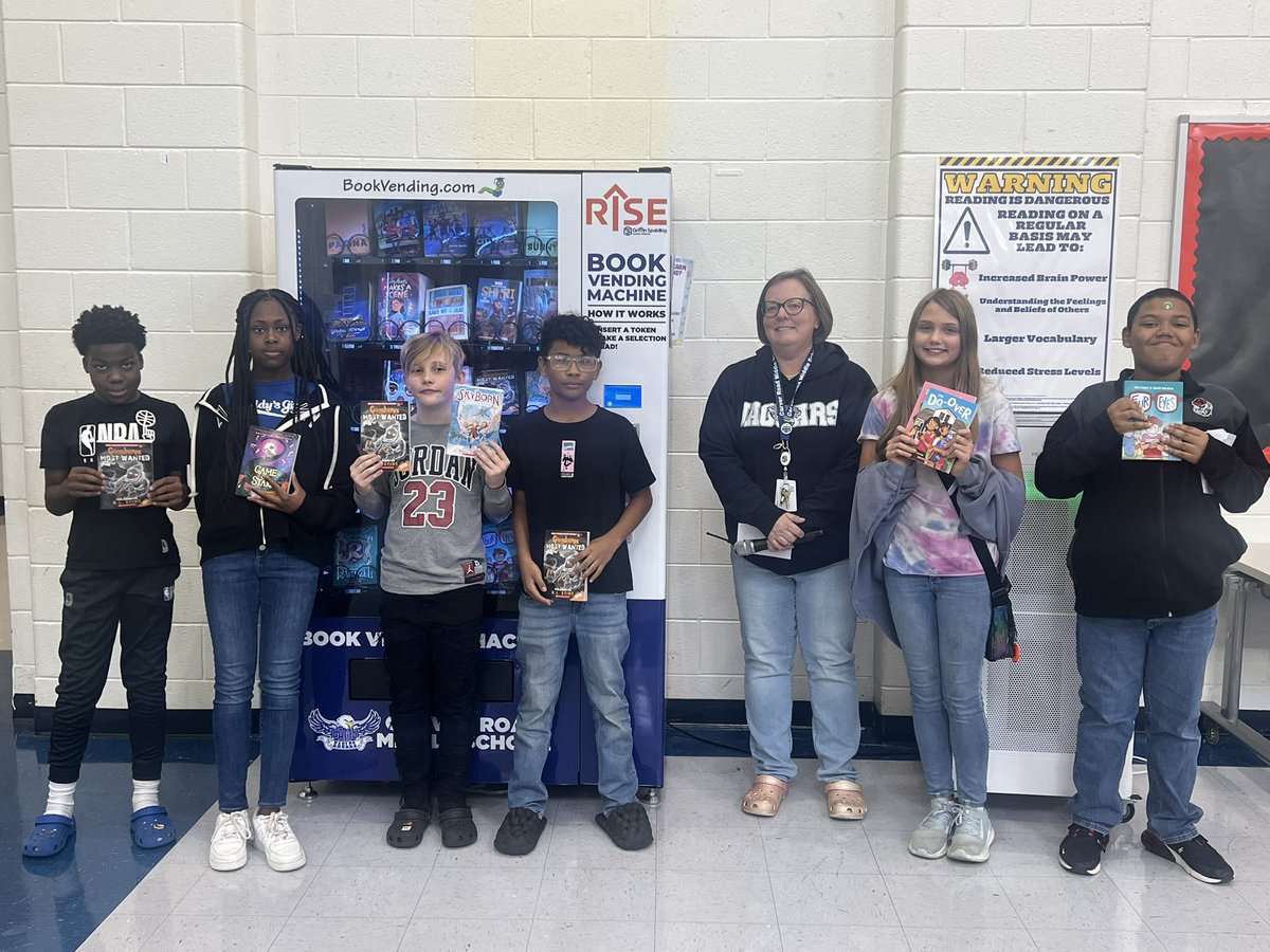 CarverRoadMS's tweet photo. Spreading the @zoobeanreads love today! These 6th graders earned book tokens #camsreads https://t.co/NuRGntY2jL