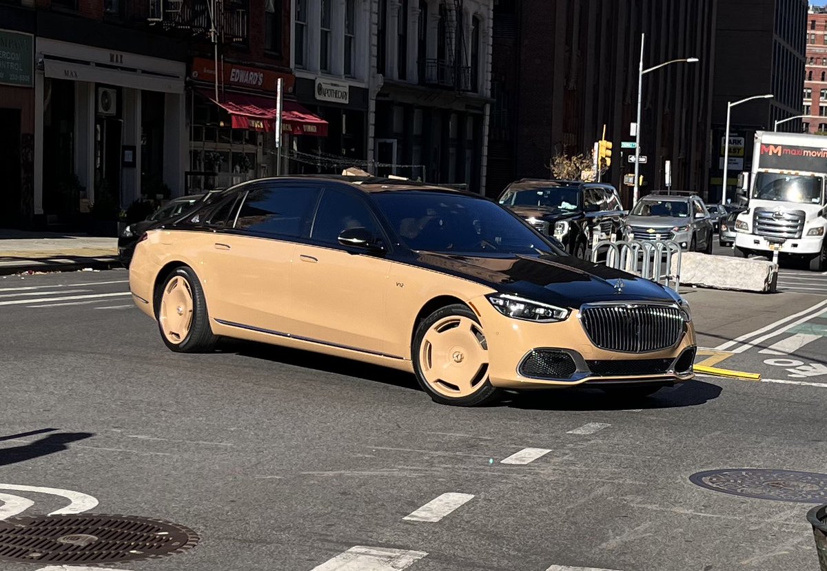 3 #Maybachs in a matter of minutes in Greenwich Village.  

#carsofNYC
#carspotter