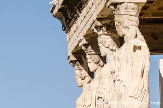 redhistoria's tweet image. Cariátide es un término que en arquitectura designa a una escultura femenina, con apariencia de columna, que sostiene un entablamento sobre su cabeza. Uno de los ejemplos más típicos es la tribuna de las cariátides del Erecteion en Atenas (Grecia).

#fotografía #edificiosantiguos