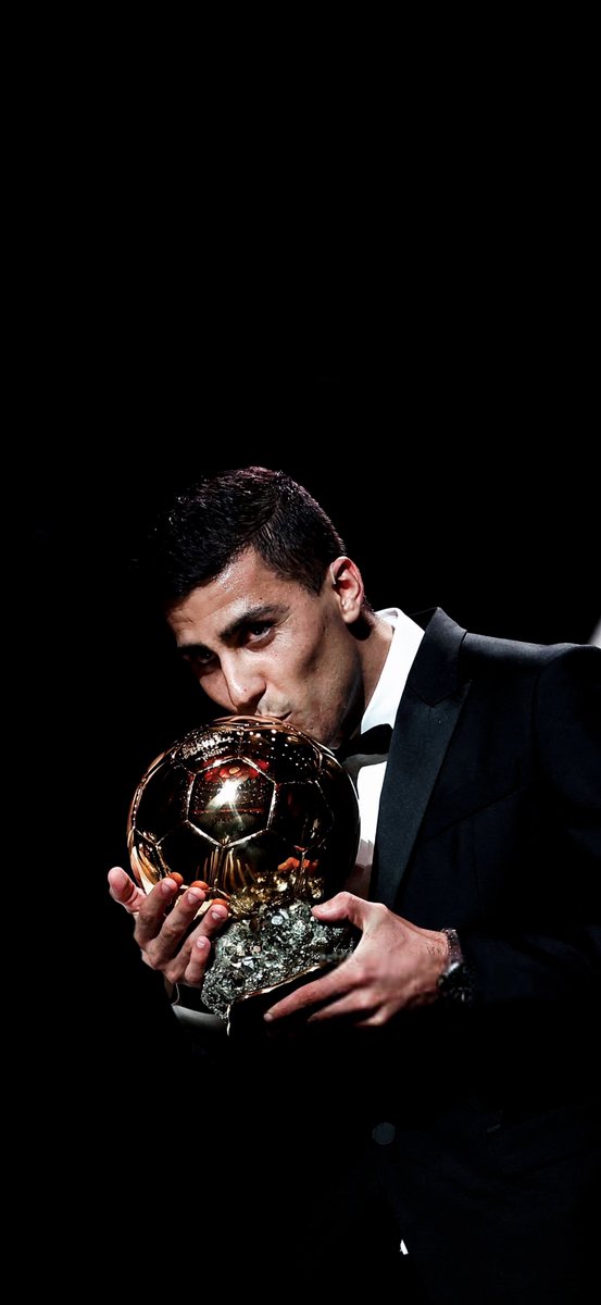 iRqMci9's tweet photo. 4K #Wallpapers 
└📂 #BallonDor 
   └📂 RODRIII 🥶🥶👑 https://t.co/mkFCq8hQia