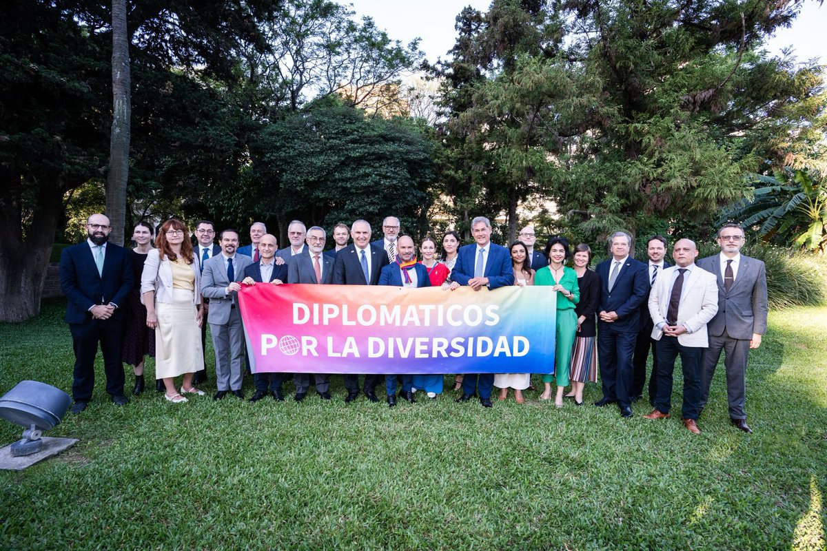 Estamos orgullosos de publicar una declaración conjunta de #DiplomáticosPorLaIgualdad Buenos Aires, co-firmada por 30 países para expresar nuestro apoyo a las personas #LGBTQI+ en Argentina y en todo el mundo.