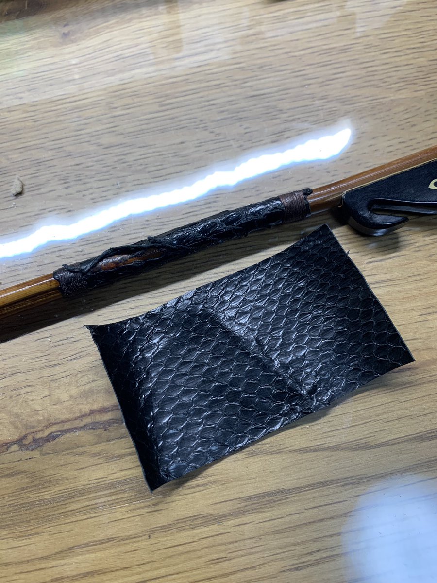 redBrid97948216's tweet photo. 日本人プロ奏者からの定期ご依頼。
二胡弓毛交換です！

いつもありがとうございます���‍♂️

精選された毛の束から、
さらに私が、1本ずつ指先の感触で毛を選別して張ります。 https://t.co/k2cyxDy5fr