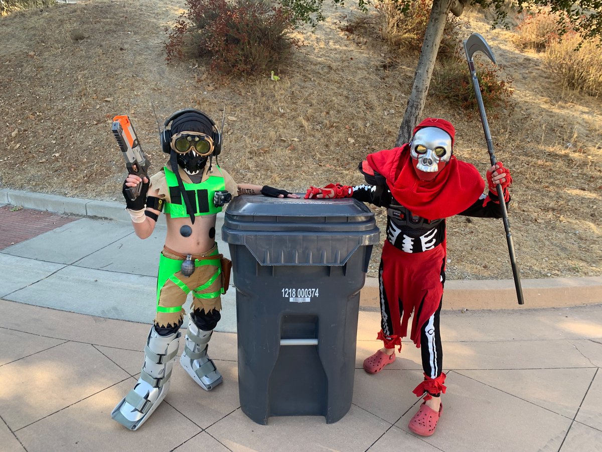 IPL4YFORKEEPS's tweet image. Little dudes are set for Halloween! They even let me take one of our squad 🥲