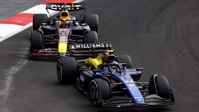 harrylpg's tweet photo. 🇧🇷🏁F1 a San Pablo: Datos a tener en cuenta si tenés la suerte de ir.

🛂Para entrar a BRASIL solo con DNI o Pasaporte vigente . Menores de 18, si van solos o sin padre o madre, deben tener el permiso del otro, ante escribano.

📅Horarios del evento:

🕗Viernes 1/Nov.
08:00 - Apertura de puertas.
11:30 - Entrenamientos libres.
15:30 - Clasificación Sprint.
--------
🕗Sabado2/Nov:
08:00 - Apertura de puertas.
11:00 - Carrera Sprint.
15:30 - Clasificación para la carrera del domingo.
--------
🕗Domingo 3/Nov:
08:00 -Apertura de puertas.
14:00 - Carrera.

🎟️Entradas:
🟢Si tus entradas son con QR, tenés que tener datos en el teléfono.
🟡Si tus entradas son “físicas”, los operadores de turismo te las dar el 1er día, a la ida al circuito en su punto de encuentro, previamente informado.
🔴SI LAS PERDÉS, no hay reclamo.

🚐Traslados. En general siempre fue así:
🕗Salida de lo hotel a las 8.00 AM
🕔Regreso al hotel: 1 hora después de terminadas las actividades, en el punto de encuentro.

☂️Clima: En lo posible llevar una mochila con una capa para la lluvia, tapones para los oídos y gorra. Los operadores de turismo suelen dar un kit básico con estas 3 cosas.

🍺El sector HEINEKEN es donde más Argentinos va a haber, es un sector tipo “campo” en los recitales. Si llueve puede haber barro.

☎️Todos los operadores de turismo, te informan un número de contacto de wp. Agéndalo en tu celu.

🫂Es importante saber que esto no es Futbol. En tantos años de llevar gente a eventos deportivos,que no son Futbol, los brasileros siempre  nos tratan de “Hermanos Argentinos”.
🙏Ojalá estemos a la altura de nuestro piloto y nuestra bandera.

📌🍔Si después de todo el día en el autódromo te dan ganas de salir, la zona ideal para pasear a la noche podría ser "Bairro Itaim Bibi" con muchos bares y restaurantes. Recordar que si bien en el mapa todo puede parecer cerca, el tráfico de San Pablo es lento

💳 Pagos: En casi ningún lugar te aceptan dólares. Recomiendo cambiar antes de salir con tu cambista amigo a Reales. Si no, con tarjeta de crédito es lo más fácil.