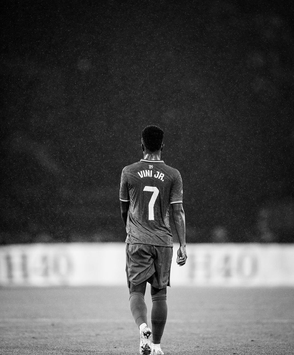 Ele venceu. Mais uma vez, <a href="/vinijr/">Vini Jr.</a> venceu. Ele venceu porque incomodou essa gente ruim. Ele venceu porque ele fez esse sistema comprovar que ele está certo. Ele venceu porque a sua ausência é mais eloquente do que qualquer presença naquele evento. Ele venceu porque fez o mundo