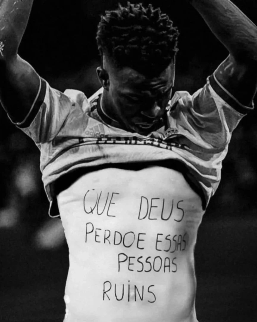 brunogagliasso's tweet photo. Ele venceu. Mais uma vez, @vinijr venceu. Ele venceu porque incomodou essa gente ruim. Ele venceu porque ele fez esse sistema comprovar que ele está certo. Ele venceu porque a sua ausência é mais eloquente do que qualquer presença naquele evento. Ele venceu porque fez o mundo inteiro olhar para uma brutal tentativa de apagamento. Ele venceu porque seus companheiros abraçaram sua ideia. Ele venceu porque, mais uma vez, é o algoz dos racistas. Ele é o maior do mundo. Não tem discussão. Ele venceu no campo, ele venceu na vida. Vini Jr é muito maior do que qualquer premiação. Ele venceu!