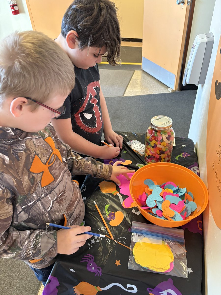 MsHickeysClass's tweet image. It was the case of the missing jelly beans! 🤣 Ss had lots of fun at the Halloween estimation station today. 🎃👻 @MorrisAcademy1