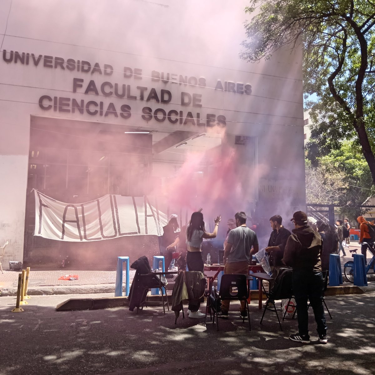 OlgaSaRa2003's tweet photo. Llegando a México con maravillosa bibliografía sociológica desde una gloriosa #UBA en resistencia ❤️‍🔥 #Sociología #UniversidadesPúblicas #LATAM https://t.co/Pe7fdXQNJp