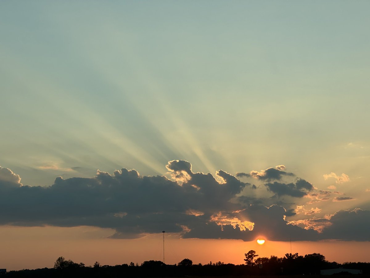 Atmore sunset. 🌅 

<a href="/NWSMobile/">NWS Mobile</a> <a href="/spann/">James Spann</a> <a href="/rzweather/">Spinks Megginson</a> <a href="/KNBHwx/">Nicholas Herboso</a> <a href="/ThomasGeboyWX/">Thomas Geboy</a> <a href="/WKRGEd/">Ed Bloodsworth</a> <a href="/AlanSealls/">Alan Sealls</a> <a href="/KDanielCCI/">Kathryn Daniel</a> <a href="/StormHour/">#StormHour</a> <a href="/ThePhotoHour/">#ThePhotoHour</a> #ALwx