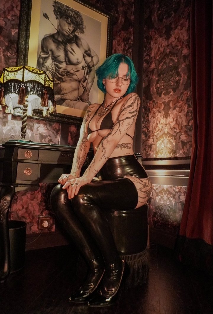 Relationshiprom's tweet image. Today fashion look
#sisi 
#bdsmroom