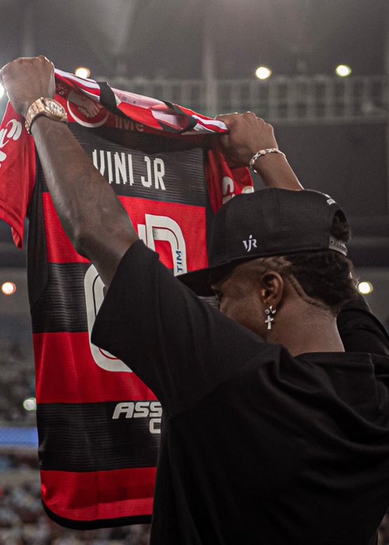 theMadridZone's tweet photo. 🚨 FLAMENGO CLUB STATEMENT: 

If in the legend of King Arthur, he draws his sword, as no other was able, and proves his nobility, in the legend of our king, another Arthur wore the Mantle with the same naturalness and proved himself to be the majesty of more than 40 million subjects.

Just like unfurling Excalibur, not just anyone wears Red and Black with the ease and simplicity of an heir to the throne. Who conquers Europe and the fans of one of the biggest clubs in the world with malice, authenticity and an irresistible black smile. How it brings happiness!

For some years, the millions of subjects of our King Arthur watched enchanted as one of the most precious jewels of the Flemish kingdom was cut. The young man, raised with daily lessons of race, love and passion, was not only an apprentice, but also a teacher, even before reaching adulthood. He distributed to those who had open eyes and ears lessons in humility, boldness, resourcefulness and even in swagger! 

The boy always wore the Mantle with the lightness of someone who was born and grew up accustomed to being a giant. He showed up and danced in hostile territory. He became a reference, on and off the pitch, eating the ball and passing on his vision.

After shining in all categories and youth teams, the biggest fans in the world were already watching and expecting a lot from the boy. Our cheeky kid went step by step - and little step by little step - overturning the distrust of the most skeptical and the ignorance of the racists. The boy, who left the stands for the pitch without ceasing to be a fan, left the Marvelous City for the Old Continent without ceasing to be Flamengo. He conquered King Arthur's almost 50 million subjects by defending the Mantle as a majesty and loving Flamengo as one of us.

Today, there was great anticipation for a coronation day. But if it didn't come from those who voted for the contested award, it came, comes and will come from those who know that you are the best. And it's so easy to know!

From São Gonçalo to Madrid, passing through Gávea and Vargem Grande, you have the morals of a child - not a servant. For everyone, except a few, you are the best, without room for doubt.

The Flamengo Regatas Club and the Rubro-Negra Nation are immensely proud to be able to say that you were formed here.

We love you so much, Vini ❤️🖤

And keep dancing. ALWAYS!