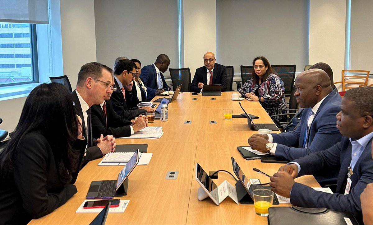 SergioPimenta_'s tweet photo. In discussions with #Liberia's Minister of Finance &amp; Development Planning, H.E. Augustine Ngafuan, I emphasized @IFC_org's dedication to fostering #PrivateSector growth by enhancing the business environment &amp; supporting solar energy solutions in the country.
#WBGMeetings https://t.co/3rHPVVE3Sf