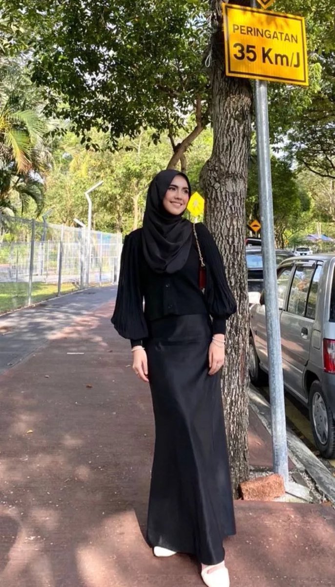 Dahlia pakai satin skirt from copee jer 😍 Cantik gilak! Tak kejung &amp; tak melekap dekat body. 

This shop boleh custom ikut your size 🪡 Petite girl mahupun yang tinggi lampai this is your time to shine ✨
