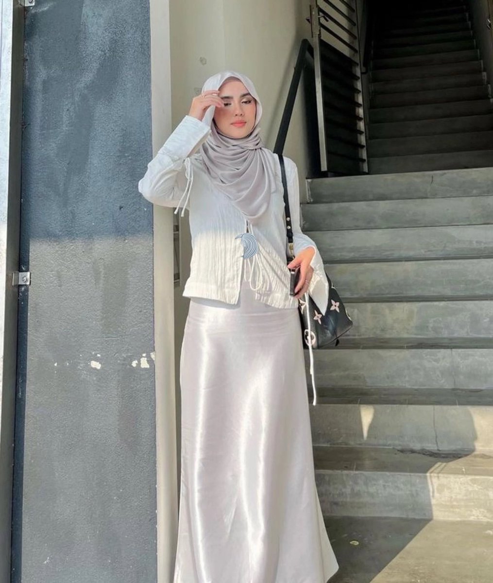syeerayahaya's tweet photo. Dahlia pakai satin skirt from copee jer 😍 Cantik gilak! Tak kejung &amp; tak melekap dekat body. 

This shop boleh custom ikut your size 🪡 Petite girl mahupun yang tinggi lampai this is your time to shine ✨ https://t.co/DHwKNHZSDH