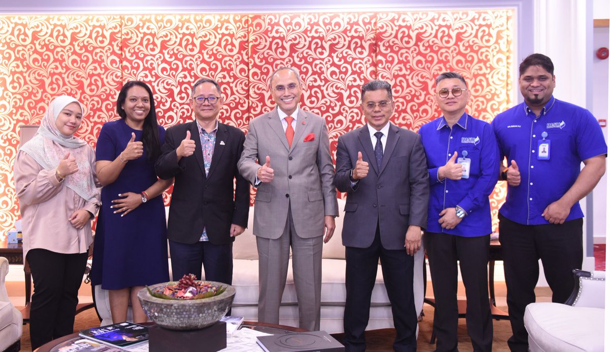 MohdShukriYajid's tweet photo. Received courtesy visit from  @protecthealthco CEO, En. Zainal Abidin Shariff and entourage. Healthcare management led our discussion, with insights for better impacts to the community. Collaboration &amp; innovation are keys to betterment. @msumcmalaysia @MSUmalaysia https://t.co/3kGl4cI8zi