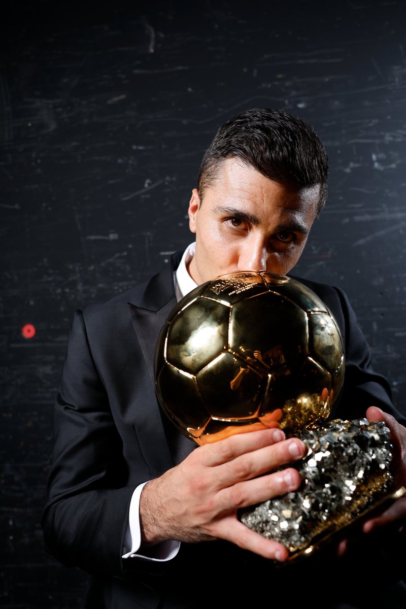La imagen de Rodri con el Balón de Oro en una noche brillante para el fútbol español.