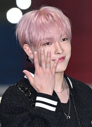matzcats's tweet photo. when hongjoong debuted pink hair on their way to coachella https://t.co/egPwAzEqjl