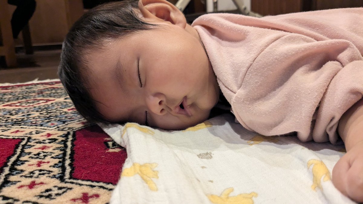 takeratchoo's tweet image. おはらっちょ☀
ここ最近うつ伏せ寝を覚えたミニラッチョです👶

ここ最近全然配信できてない笑
できなくはないんだけど子供が静まったあとにゲームする気力が全然沸かん笑🥹

なのでしばらく火・金の配信は、一旦不定期にして動画投稿のみにします！👭
てなわけで今日もファイ！🔥