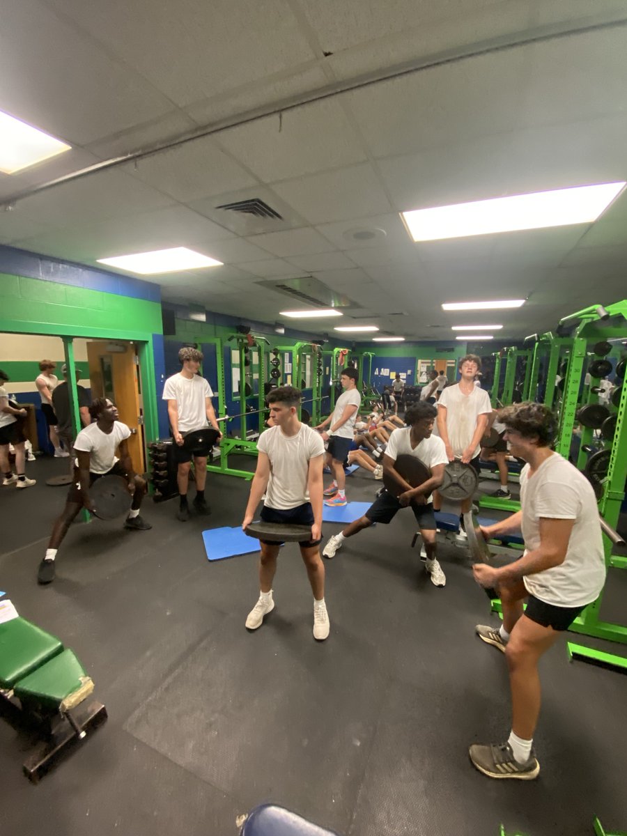 dubboysbball's tweet photo. Boot camp week and Navy Seal Day are in the books. Fall workouts are a wrap. Tryouts are in under 48 hours & then its time to block out the noise and prepare. 19 days before we get to play a talented and well coached @SMMensHoops team. #burntheships #molonlabe #drawaline https://t.co/5MslfFsT7p