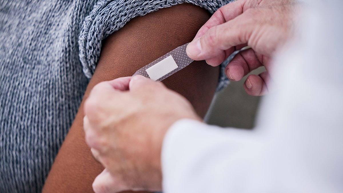 Pharmacists are playing a bigger role in vaccinations, with their services expanding across Australia. Learnings from the first 5 years show great potential to improve vaccine access. Read more: doi.org/10.17061/phrp3… 
#Vaccination #PublicHealth