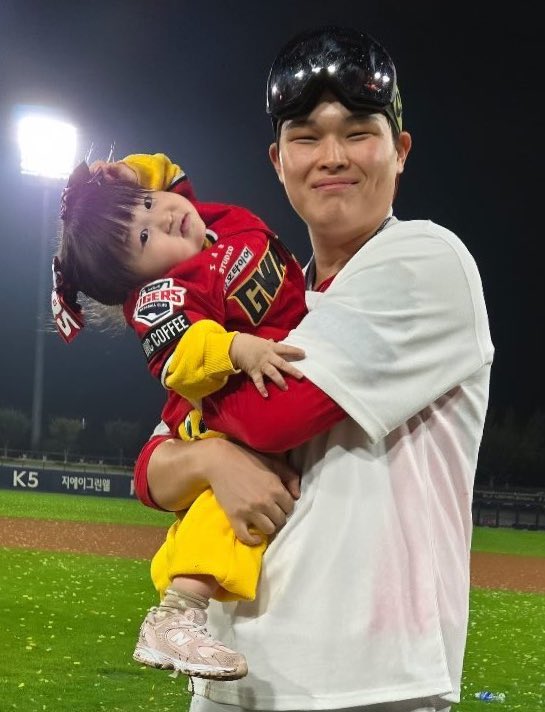 __m00p's tweet photo. 때때와 최지민 https://t.co/aaSG5QXvZb