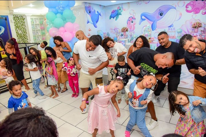 Crl botaro geral pra dançar com as crianças rodando rodando   tchutchue status a festa da minha neta foi maravilhosa obg Deus