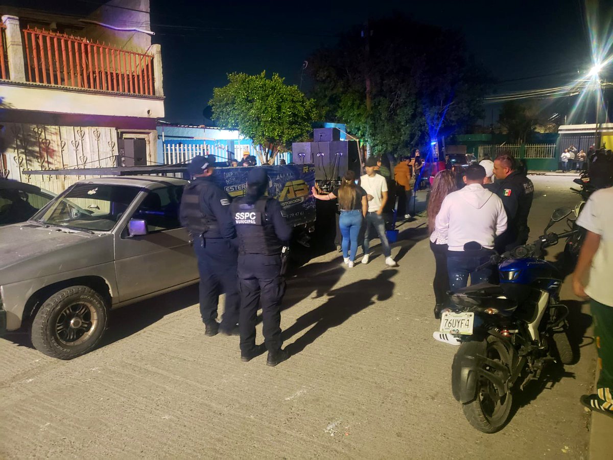 SSPCSLP's tweet photo. ✴️🚨🚔 La #SSPC de la Capital mantiene recorridos para suspensión de bailes no permitidos en vía publica🚫 

👉🏼Plan Ponciano Arriaga
👉🏼Condado del Sauzal
👉🏼San Juan de Guadalupe
👉🏼Hidalgo Rural

👮🏻‍♂️👮🏻Al llegar a las diferentes ubicaciones, los oficiales municipales dialogan con los organizadores y mantienen presencia preventiva hasta el retiro de estructuras y asistentes✔️