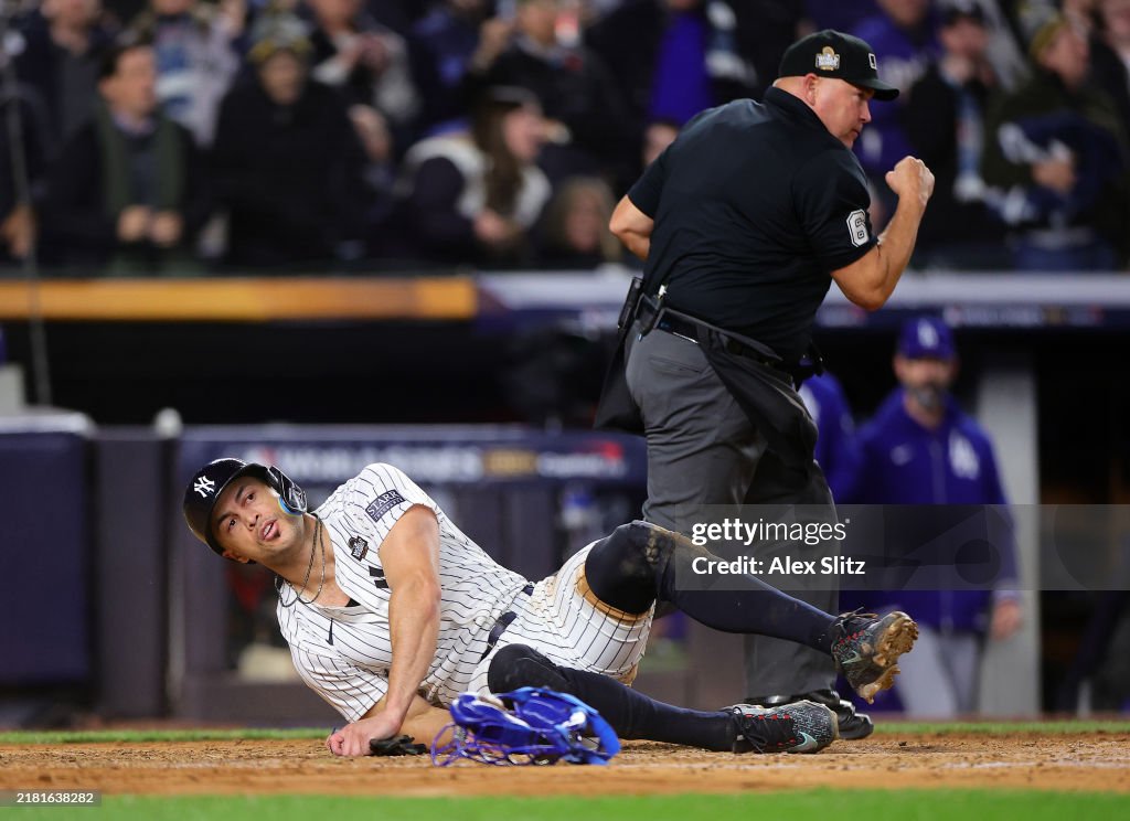 The LA Dodgers take Game 3 of the #WorldSeries with a 4-2 win over the NY  Yankees. Freddie Freeman hit a two-run HR, while Mookie Betts &amp; Kike Hernandez hit RBI-singles; Alex Verdugo produced 2 for NY with a two-run HR. 📸: @stieriously <a href="/AlexSlitzPhoto/">Alex Slitz</a> <a href="/ElsaGarrison/">Elsa</a> #GettySport
