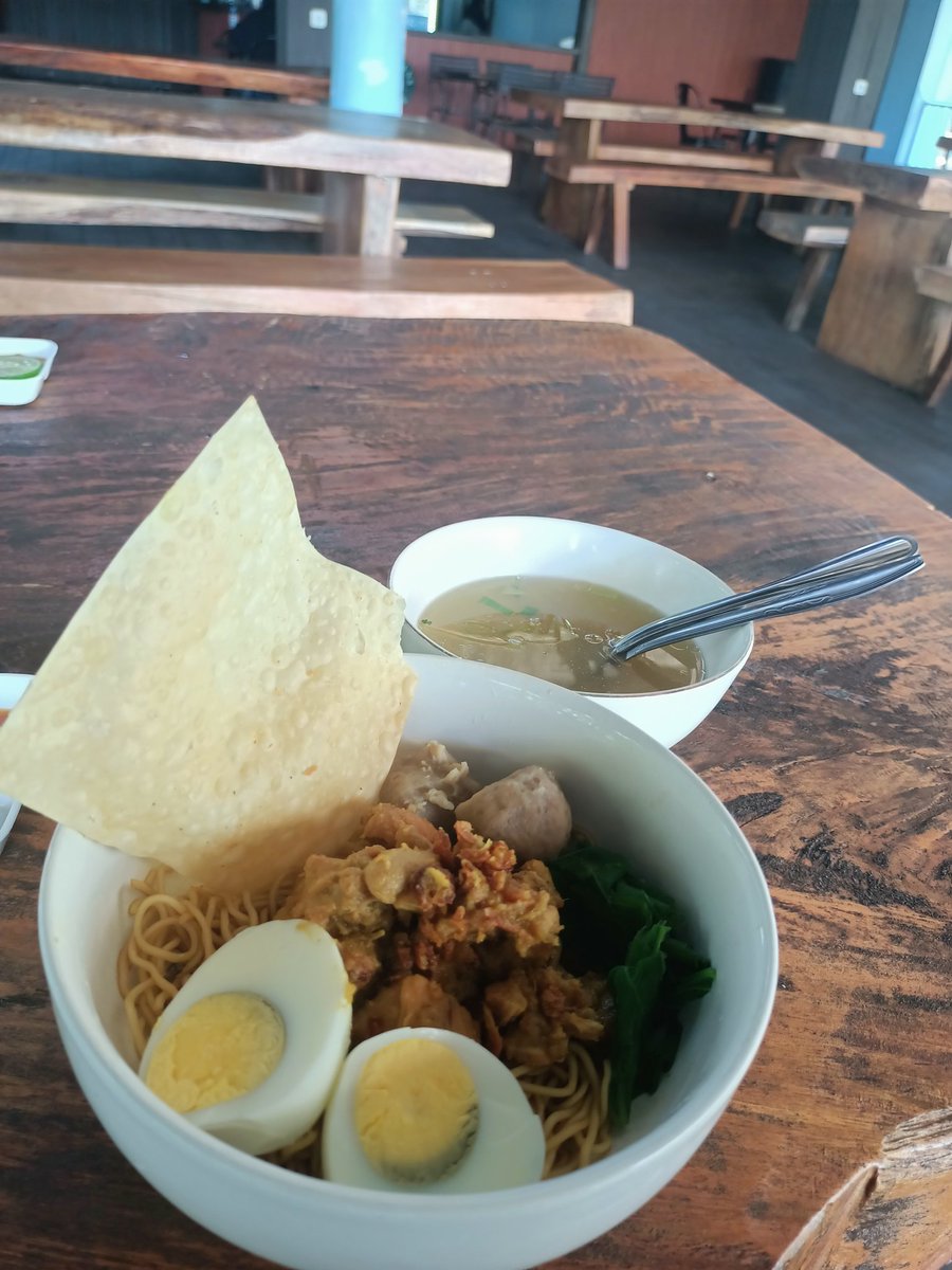 Siang ini makan Mie ayam pangsit dan ngopi gula aren, lumayan...

#bukitbaruga #parawanscoffee