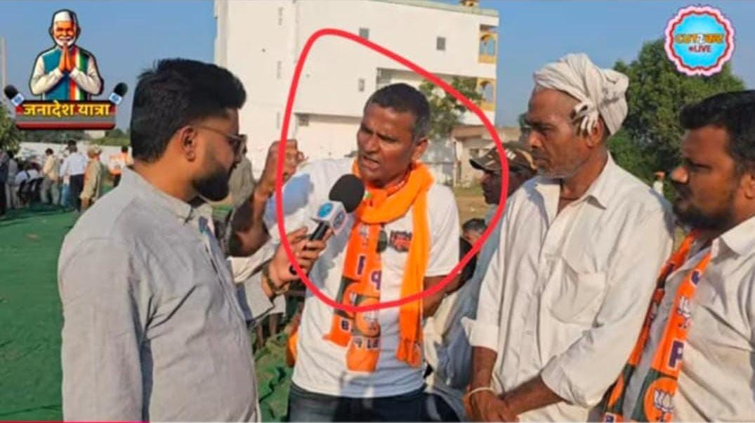 ये गोल लाल घेरे में एक सरकार के अधीन चलने वाली मां बाडी कार्मिक है,झापा सुराता (पंचायत समिति झौथरी) जिला डूंगरपुर यह नियम कि अवहेलना है या नहीं??? जिला प्रशासन एवं चुनाव आयोग अतिशीघ्र हि इस कर्मचारी के प्रति कानुनी कार्यवाही करें। <a href="/DmDungarpur/">District Collector & Magistrate, Dungarpur</a> <a href="/DainikBhaskar/">Dainik Bhaskar</a> <a href="/RajCMO/">CMO Rajasthan</a> <a href="/BAPSpeak/">Dhongi</a>
