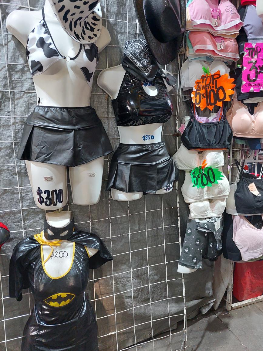 adrian2doN's tweet photo. Ya no se si son disfraces o ropa para andar de traviesos en lo privado #DiaDeMuertos2024 https://t.co/WZFT9n4ElJ