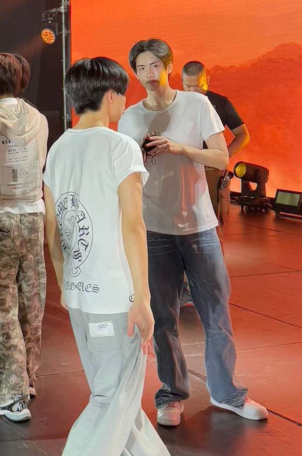 mabaecutie's tweet image. ภูหุ่นดีมากกกก ใส่อะไรก็ดูดีดูหล่อไปหมดเลย นี่แค่เสื้อยืดธรรมดากับกางเกงยีนนะ หล่อชิบ