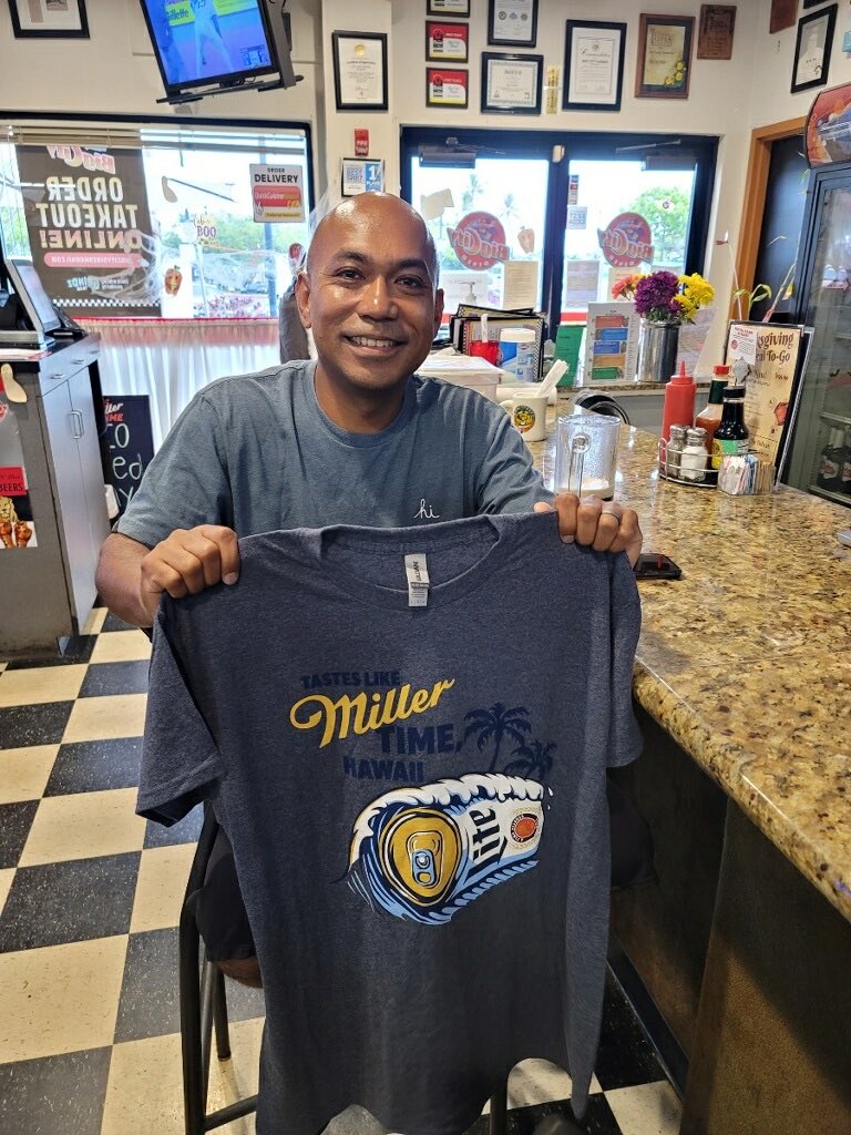 BigCityDiner's tweet photo. BIG TIME FUN at ⁦@BigCityDiner⁩ at @WaipioCenter today for MILLER MONDAY NIGHT FOOTBALL 🏈 PARTY 🎉- CONGRATS to WAYDE from Mililani who WON our BIG PRIZE - NEXT WEEK we’ll be at #KAILUA ⁦@KailuaNEWS⁩ ⁦@DineAndDraught⁩ ⁦@kailuabicycle⁩ @Kailua_HI⁩ ⁦ https://t.co/vvlagmqbSN