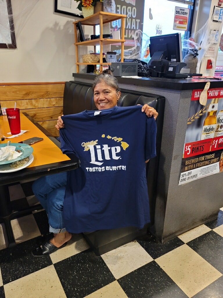 BigCityDiner's tweet photo. BIG TIME FUN at ⁦@BigCityDiner⁩ at @WaipioCenter today for MILLER MONDAY NIGHT FOOTBALL 🏈 PARTY 🎉- CONGRATS to WAYDE from Mililani who WON our BIG PRIZE - NEXT WEEK we’ll be at #KAILUA ⁦@KailuaNEWS⁩ ⁦@DineAndDraught⁩ ⁦@kailuabicycle⁩ @Kailua_HI⁩ ⁦ https://t.co/vvlagmqbSN