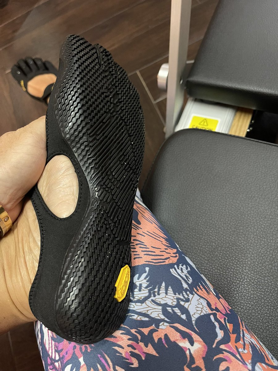 ma16599402's tweet photo. 週4回のピラティス、これまでは専用ソックス🧦使用していたけど、レッスンの質向上目指してvibram のシューズ買った
どんな違いが感じられるか楽しみ https://t.co/FBSlsHOn5o