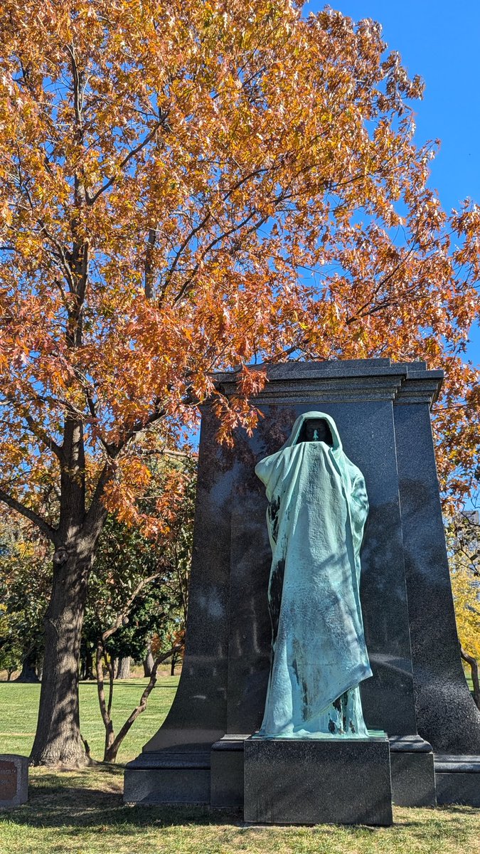 Amfurknee's tweet photo. Graceland #Cemetery located at the corner of Irving Park and Clark. #Chicago #fall #foliage #season #Halloween https://t.co/leRucLWhsV
