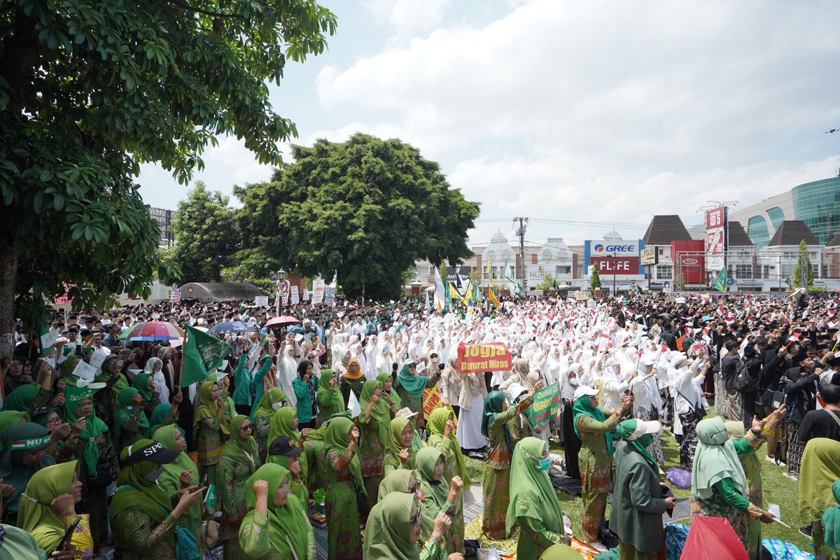 almunawwir_com's tweet photo. Aksi damai santri Jogja hari ini adalah seruan tulus: tolak peredaran miras yang merusak moral dan masa depan generasi muda. Yogyakarta, kota yang penuh budaya dan kearifan, bukan tempat bagi miras.

#jogjadaruratmiras 
#SANTRIMEMANGGIL https://t.co/ac184xRkO9