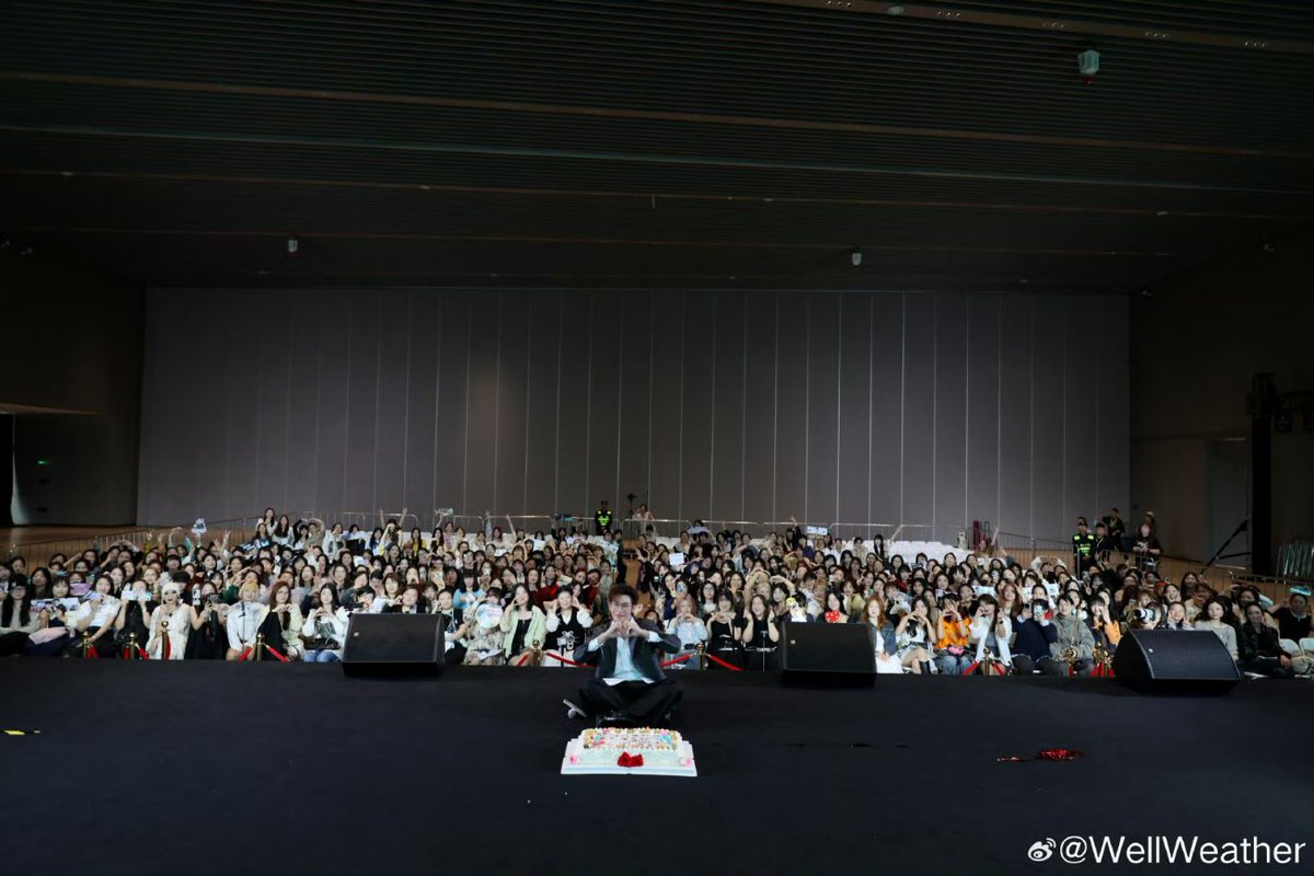 ThewayOffroad's tweet photo. OFFROAD’S  UPDATE [ 2024.10.29 ] ✨
Weibo : WellWeather (2/2)

“ 留存那些舞台上闪闪发光的瞬间 📸”

Trans : “ เก็บภาพช่วงเวลาที่เปล่งประกายบนเวที 📸 ”

OFFROAD IN CHINA
#OFFROAD1stFANSIGN
#ออฟโรด #offroadKTP #ThewayOffroad https://t.co/qSRXBtTB8z
