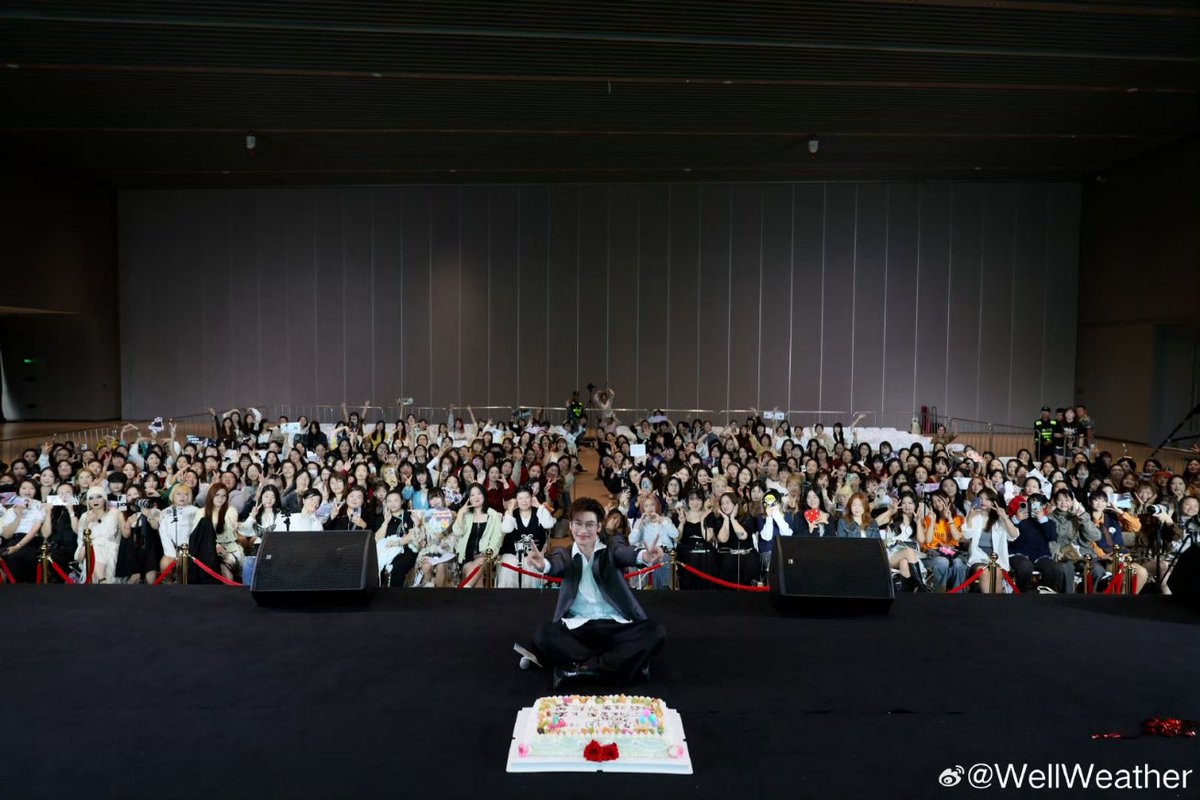 ThewayOffroad's tweet photo. OFFROAD’S  UPDATE [ 2024.10.29 ] ✨
Weibo : WellWeather (2/2)

“ 留存那些舞台上闪闪发光的瞬间 📸”

Trans : “ เก็บภาพช่วงเวลาที่เปล่งประกายบนเวที 📸 ”

OFFROAD IN CHINA
#OFFROAD1stFANSIGN
#ออฟโรด #offroadKTP #ThewayOffroad https://t.co/qSRXBtTB8z