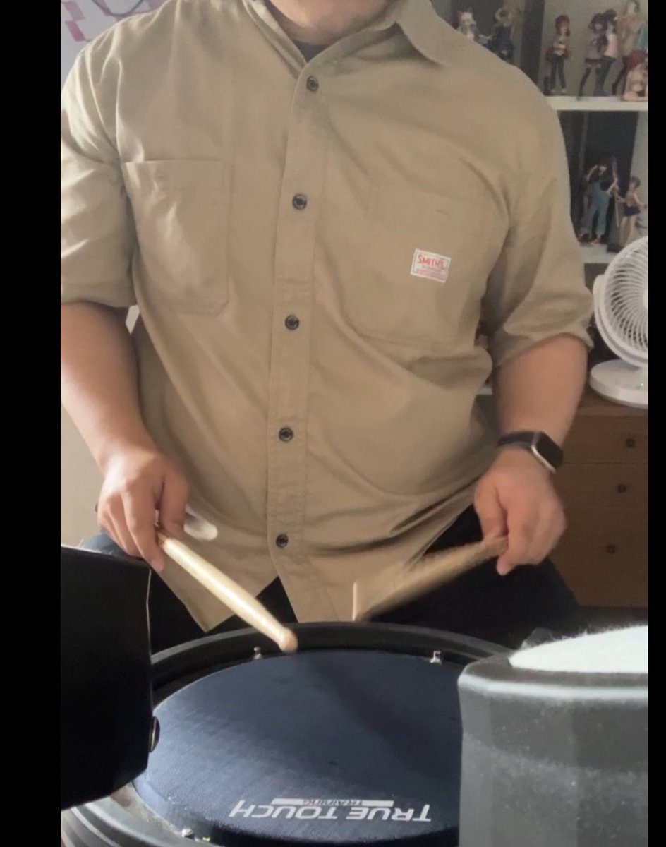 一般の方相手にドラム講座をすることになって、それ用に演奏サンプルの動画を撮ってるんだけど、正面からの姿勢がすごく右肩上がりになってておかしい
多分ほぼ垂直に立てた液タブで絵を描くとき右腕を上げ続けるからクセがついたんだと思う 「ほほうそれでそれで?」のAAみたくなってる 助けてくれ