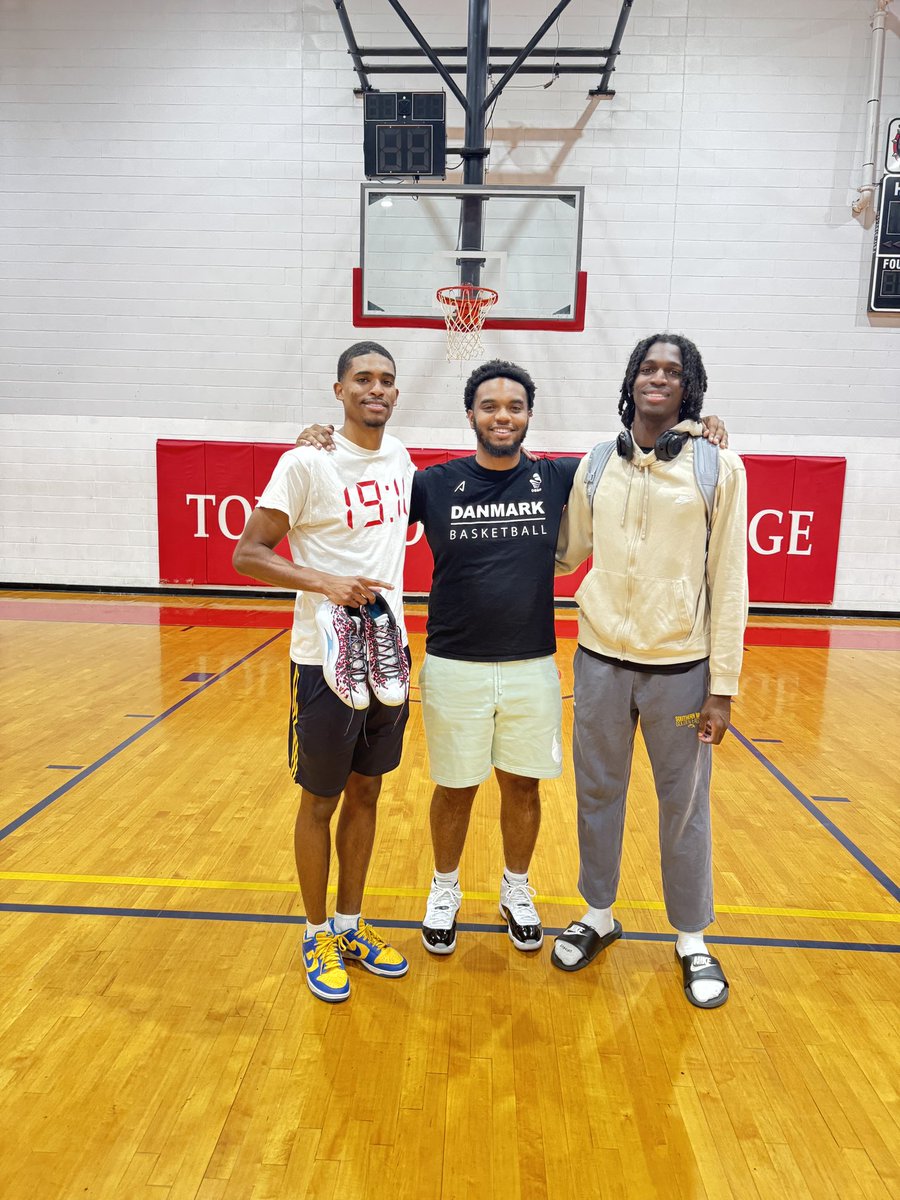 Same Foundation, Different Locations🤞🏾First time playing against a former teammate today💙💛#nextlevel <a href="/JamesTurn12/">Jame$</a>