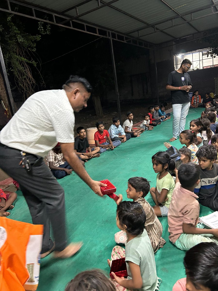 શક્તિશાળી હોવા છતા ઝૂકી જવુ એ શ્રેષ્ઠ ગુણ છે.
શ્રેષ્ઠ હોવા છતા સામાન્ય રહેવુ તે સર્વર્શ્રેષ્ઠ ગુણ છે.